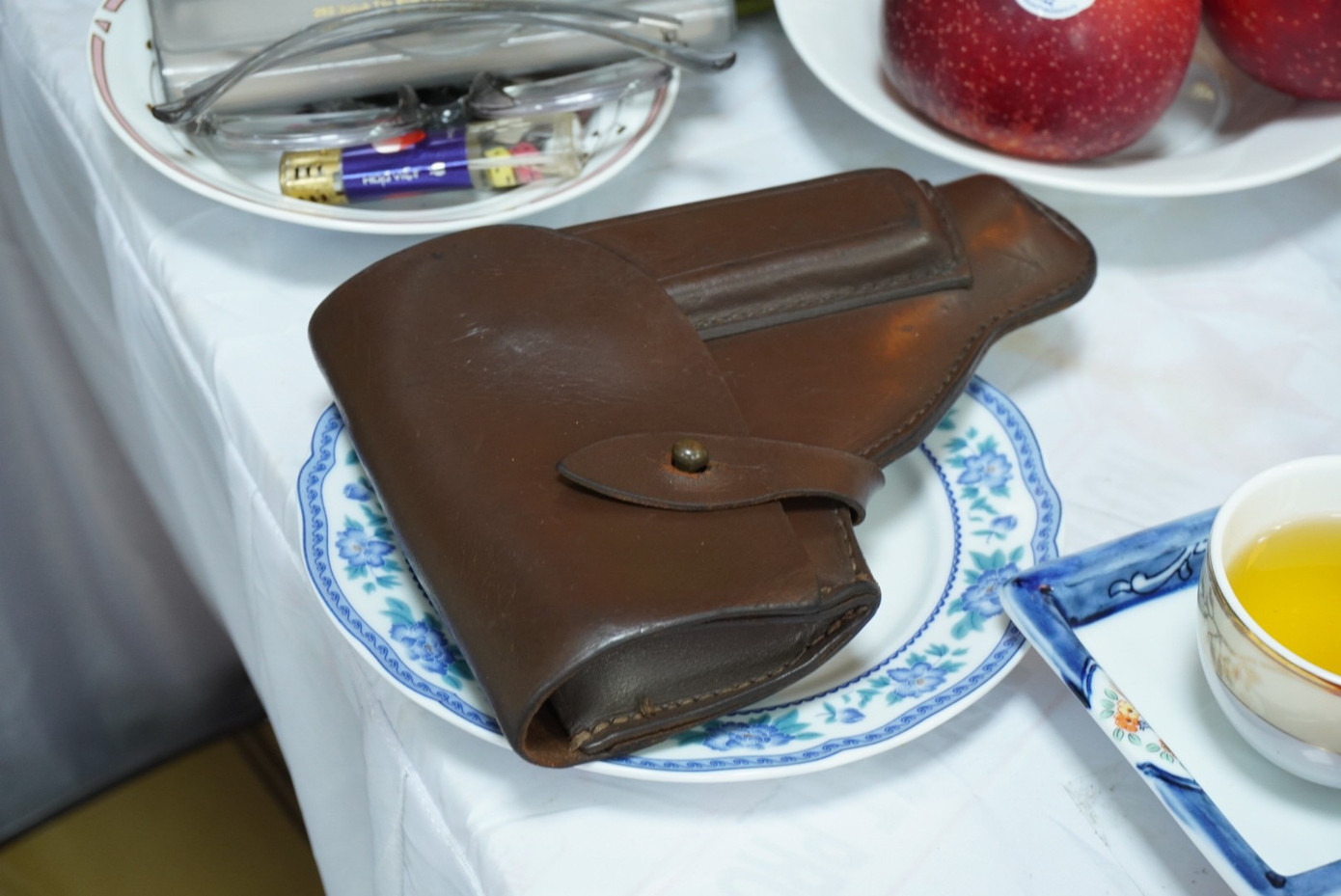 Đi kèm hiện vật còn có một cây thông nòng súng, cùng một giấy phép sử dụng súng. Các hiện vật được gia đình giữ gìn và bảo quản tốt suốt thời gian qua, không bị hỏng hóc, hư hại. Đi kèm hiện vật còn có một cây thông nòng súng, cùng một giấy phép sử dụng súng. Các hiện vật được gia đình giữ gìn và bảo quản tốt suốt thời gian qua, không bị hỏng hóc, hư hại.