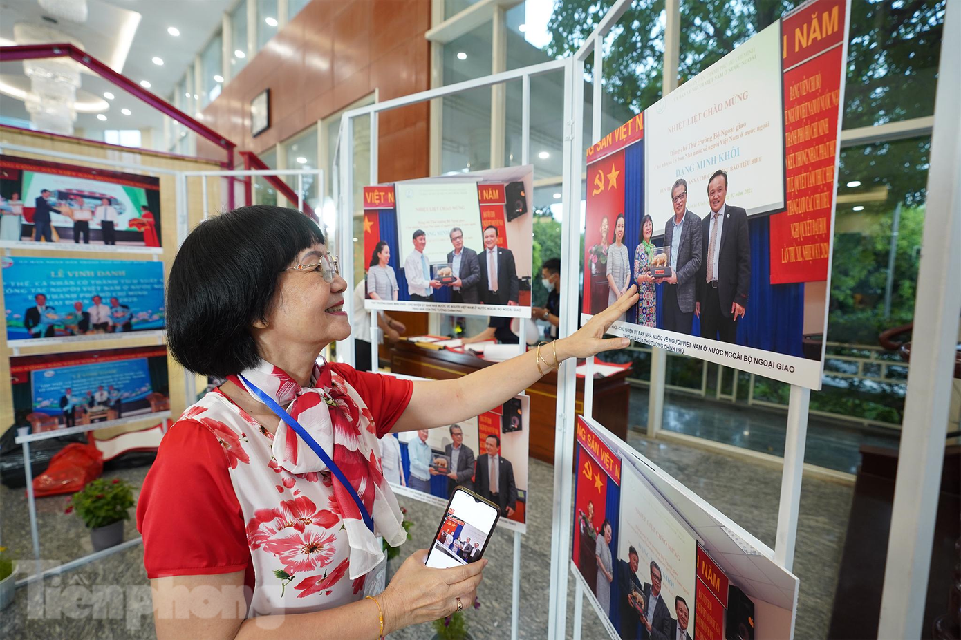 Bà Dương Thị Kim Dung (kiều bào Mỹ, ngụ quận 3) về Việt Nam sinh sống được hơn 3 năm cho biết: &quot;Tôi thấy người Việt mình rất kiên cường. Bản thân tôi cho dù sống ở bất cứ đâu cũng hướng về quê cha đất tổ. Bản thân tôi trong đại dịch cũng nấu ăn và hỗ trợ chỗ ở cho lực lượng quân y, giải cứu nông sản cho người nông dân. Bên cạnh đó tôi cũng đang hỗ trợ cho 6 bạn sinh viên Lào trọ học miễn phí. Tôi làm hết bằng cái tâm của mình. Là một người Việt Nam, tôi thấy đó là trách nhiệm, làm sao để bạn bè quốc tế có cái nhìn thiện cảm về người Việt Nam”.