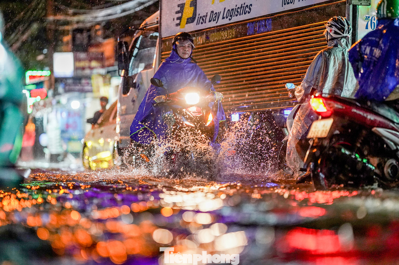 Tình trạng cứ mưa là ngập ảnh hưởng nghiêm trọng đến đời sống người dân khu vực này.