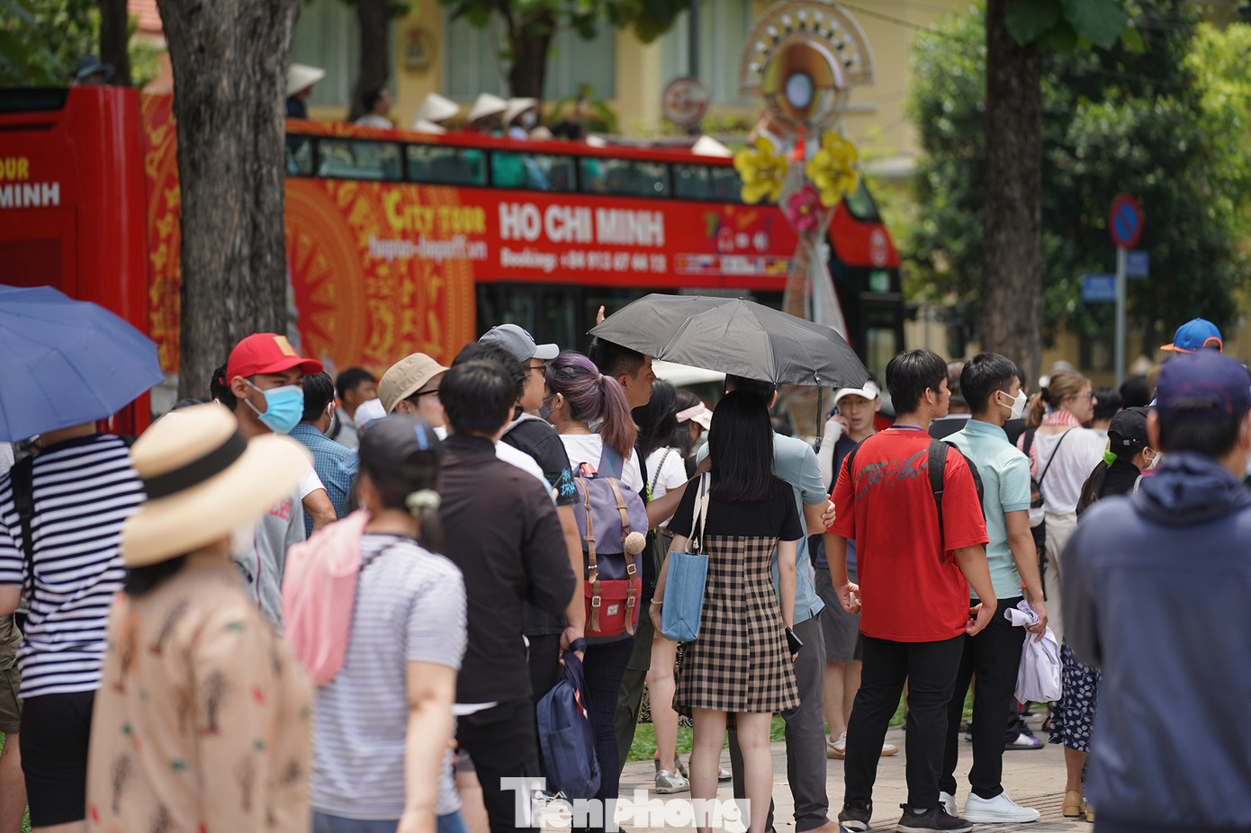12h trưa 30/4, người dân và du khách vẫn kiên trì đội nắng xếp hàng bên ngoài chờ vào tham quan di tích đặc biệt trong ngày đặc biệt.