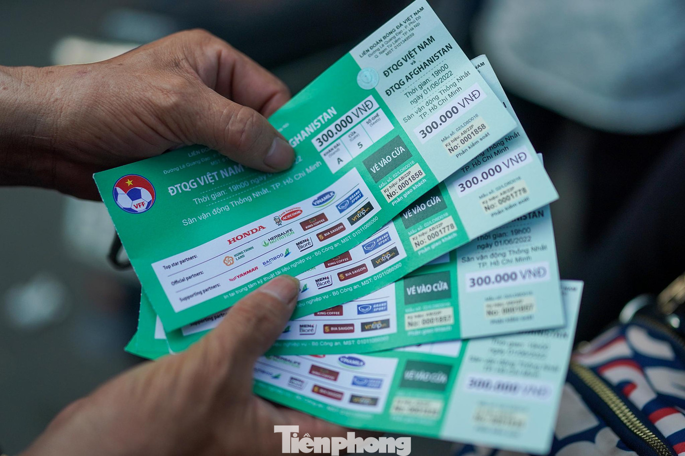 Thậm chí &quot;phe vé&quot; còn chào bằng với giá niêm yết, nếu là CĐV không có kinh nghiệm, rất dễ bị lừa.