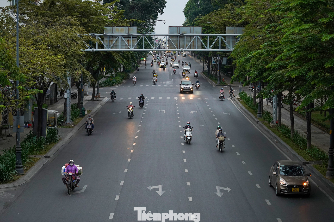 Các tuyến đường qua công viên Hoàng Văn Thụ để vào sân bay Tân Sơn Nhất cũng thưa vắng phương tiện, không như ngày thường.