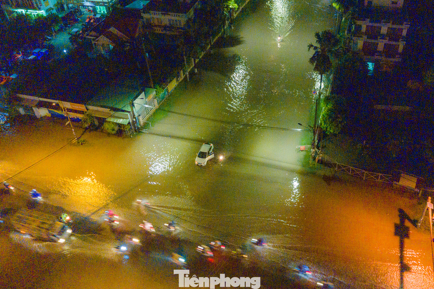 Dự báo ngày và đêm nay (9/9), ở khu vực Nam Bộ có mưa rào và rải rác có dông, cục bộ có mưa to với lượng mưa 20-40mm, có nơi trên 80mm (thời gian mưa tập trung vào chiều và tối). Trong mưa dông có khả năng xảy ra lốc, sét và gió giật mạnh. Mưa lớn cục bộ có khả năng gây ra tình trạng ngập úng tại các vùng trũng, thấp. Dự báo ngày và đêm nay (9/9), ở khu vực Nam Bộ có mưa rào và rải rác có dông, cục bộ có mưa to với lượng mưa 20-40mm, có nơi trên 80mm (thời gian mưa tập trung vào chiều và tối). Trong mưa dông có khả năng xảy ra lốc, sét và gió giật mạnh. Mưa lớn cục bộ có khả năng gây ra tình trạng ngập úng tại các vùng trũng, thấp.