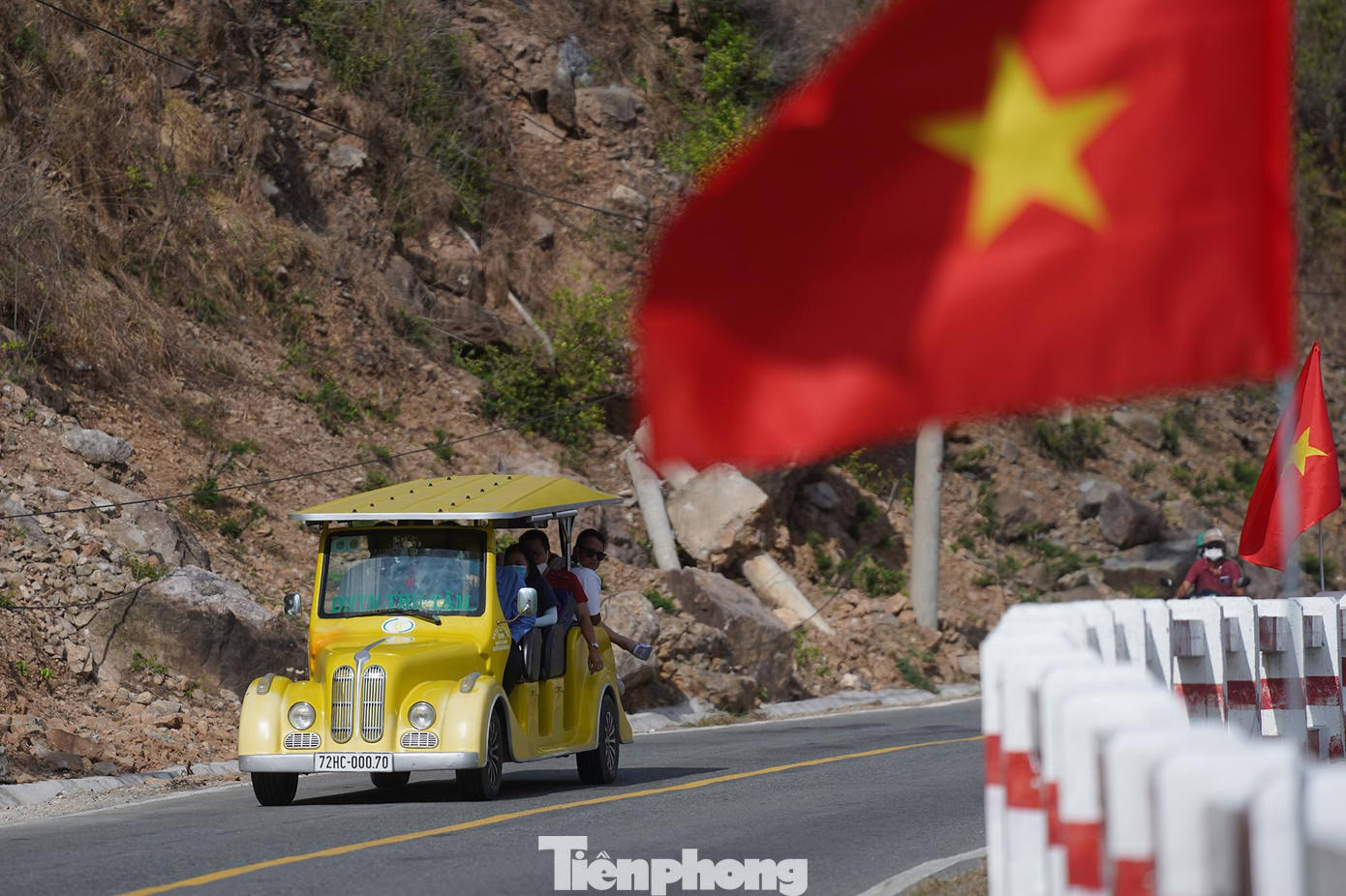 Cờ Tổ quốc tung bay ở mũi Cá Mập. Cờ Tổ quốc tung bay ở mũi Cá Mập.
