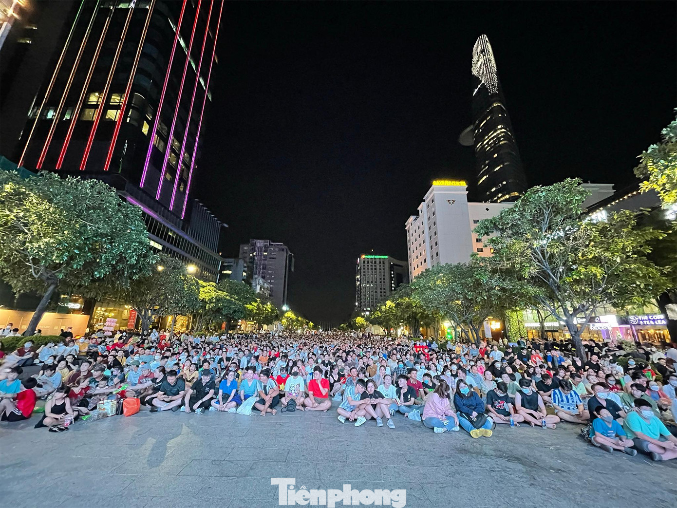 Hàng chục ngàn CĐV đã đến màn hình lớn phố đi bộ Nguyễn Huệ chờ xem U23 Việt Nam đánh bại Malaysia để vào tứ kết U23 Châu Á 2022. Hàng chục ngàn CĐV đã đến màn hình lớn phố đi bộ Nguyễn Huệ chờ xem U23 Việt Nam đánh bại Malaysia để vào tứ kết U23 Châu Á 2022.