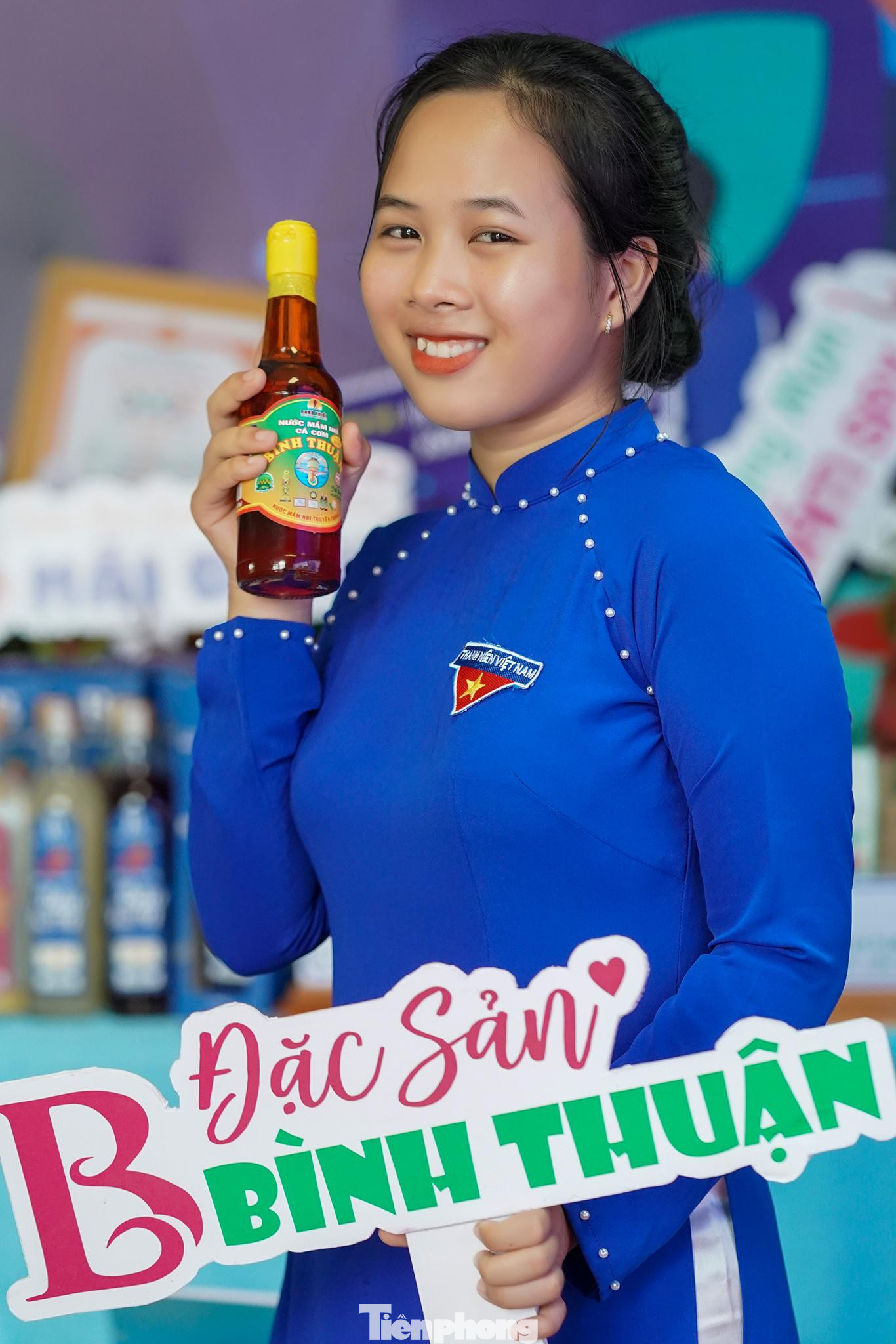 Đoàn viên Trần Thị Diễm My (2005), Tỉnh Đoàn Bình Thuận, quê Phan Thiết bên chai nước mắm, đặc sản xứ biển.