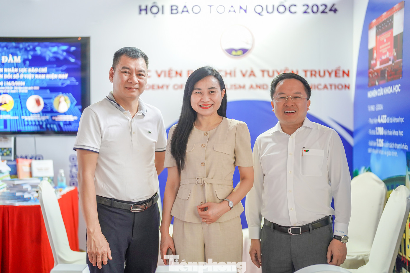 Nhà báo Từ Lương (ngoài cùng bên phải), Giám đốc Trung tâm Truyền hình Việt Nam tại TPHCM chụp ảnh lưu niệm cùng đại diện Học viện Báo chí Tuyên truyền.