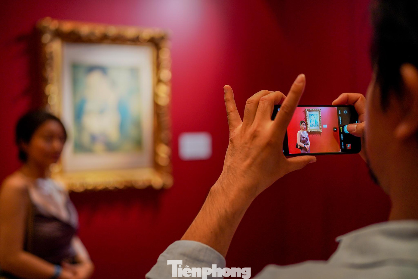 Giới yêu tranh lưu lại khoảnh khắc quý giá với những bức tranh hiếm. Giới yêu tranh lưu lại khoảnh khắc quý giá với những bức tranh hiếm.