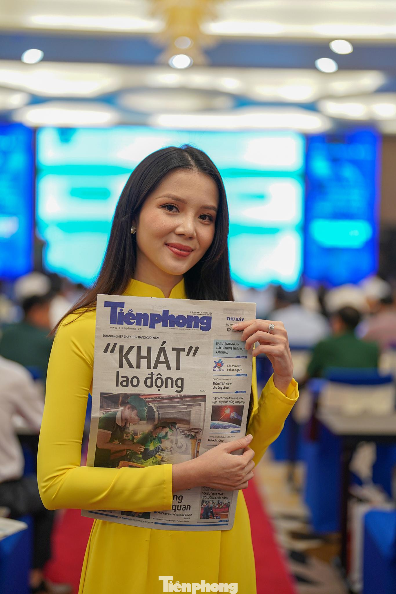 &quot;Tiền Phong nhật báo là một trong những ấn phẩm Thuý Vi rất thích. Riêng trang tienphong.vn thì Vi thường xuyên lướt đọc, cập nhật tin tức, đương nhiên mục lướt nhiều nhất vẫn là Hoa hậu&quot;, Thuý Vi cười tươi.