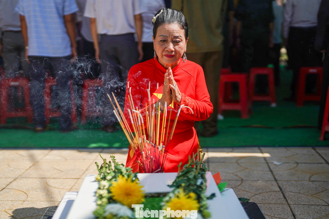 Bà Võ Thị Việt Nga, Phó Chủ tịch thường trực Hội Phụ nữ Thanh lịch Sài Gòn bùi ngùi tưởng nhớ các chiến sĩ hy sinh khi chỉ mới vừa rời ghế nhà trường. "Chúng tôi chuẩn bị kỹ trang phục và các tiết mục văn nghệ để dâng lên anh linh các anh, các chú lời ca tiếng hát. Ngày xưa, trong rừng thì chỉ có lời ca, tiếng hát để khích lệ, động viên nhau vững tay súng chiến đấu", bà Nga bộc bạch.