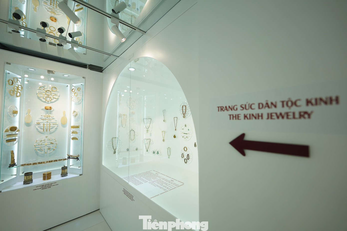 Bộ sưu tập trang sức, vật trang trí của người Kinh chiếm số lượng đồ sộ. Nhà Nguyễn là triều đại quân chủ cuối cùng trong lịch sử Việt Nam, tồn tại trong 143 năm, được thành lập sau khi Nguyễn Ánh (vua Gia Long) lên ngôi hoàng đế năm 1802 và vua Bảo Đại thoái vị năm 1945. Triều Nguyễn đánh dấu một giai đoạn lịch sử đầy biến động của Việt Nam, đặc biệt là cuộc xâm lược của người Pháp vào giữa thế kỷ 19. Hàng nghìn cổ vật trưng bày trong hai bảo tàng được ông Đỗ Hùng sưu tầm và mua lại từ nhiều nguồn sưu tầm khác nhau.