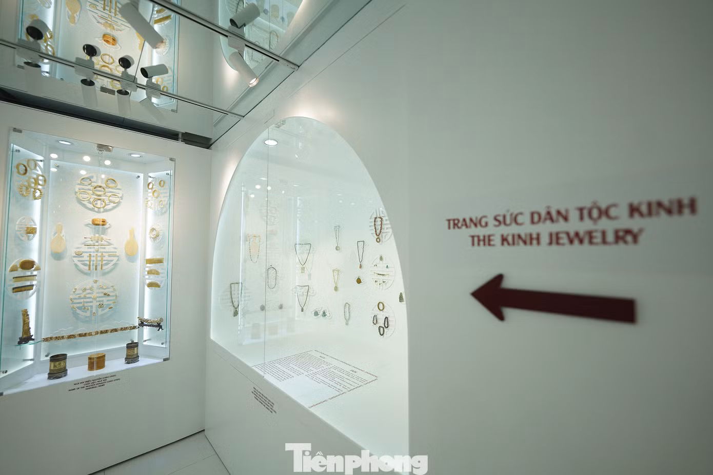 Bộ sưu tập trang sức, vật trang trí của người Kinh chiếm số lượng đồ sộ. Nhà Nguyễn là triều đại quân chủ cuối cùng trong lịch sử Việt Nam, tồn tại trong 143 năm, được thành lập sau khi Nguyễn Ánh (vua Gia Long) lên ngôi hoàng đế năm 1802 và vua Bảo Đại thoái vị năm 1945. Triều Nguyễn đánh dấu một giai đoạn lịch sử đầy biến động của Việt Nam, đặc biệt là cuộc xâm lược của người Pháp vào giữa thế kỷ 19. Hàng nghìn cổ vật trưng bày trong hai bảo tàng được ông Đỗ Hùng sưu tầm và mua lại từ nhiều nguồn sưu tầm khác nhau.