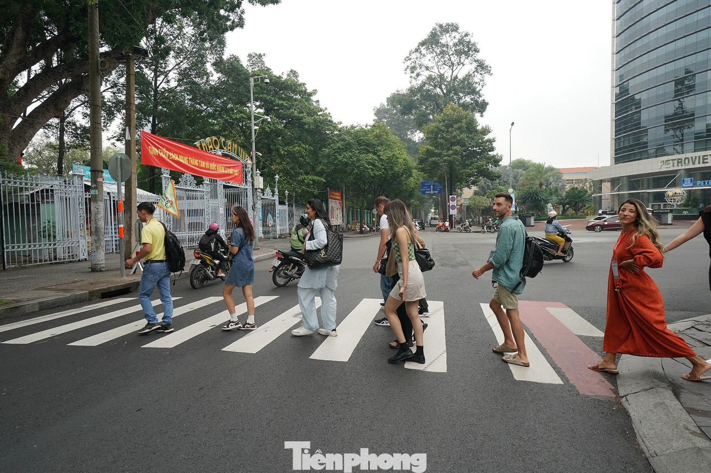 Du khách tản bộ một đoạn ngắn trên đường Nguyễn Bỉnh Khiêm, hướng về phía Thảo Cầm Viên, một địa điểm vui chơi của người dân thành phố mỗi dịp cuối tuần.