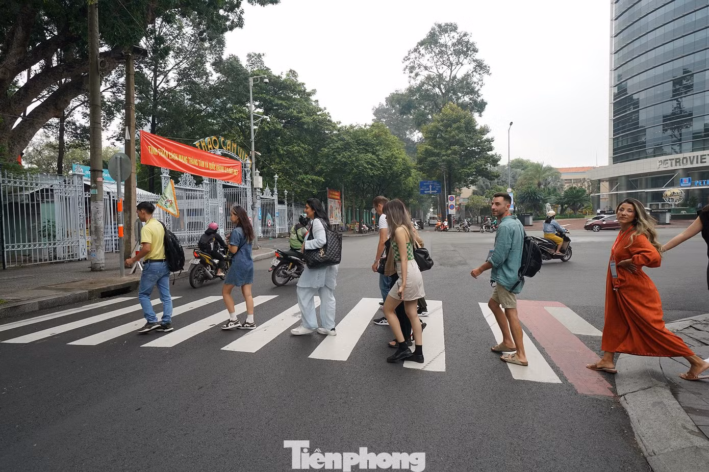 Du khách tản bộ một đoạn ngắn trên đường Nguyễn Bỉnh Khiêm, hướng về phía Thảo Cầm Viên, một địa điểm vui chơi của người dân thành phố mỗi dịp cuối tuần.