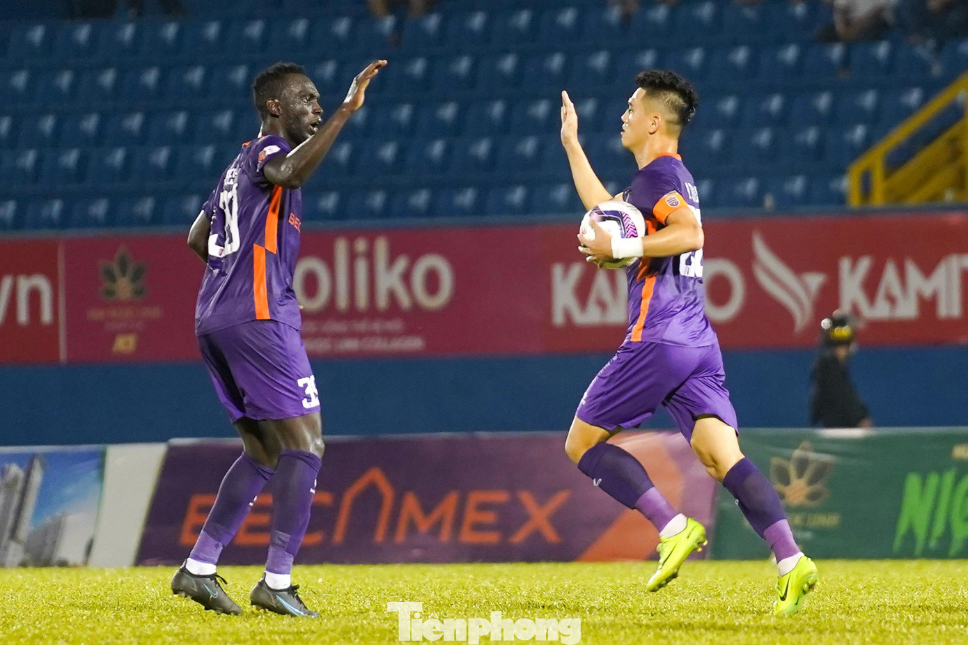 Tiến Linh nhanh chóng đưa bóng vào cuộc hòng tìm kiếm cơ hội ghi bàn, mong giành trọn 3 điểm trên sân nhà.