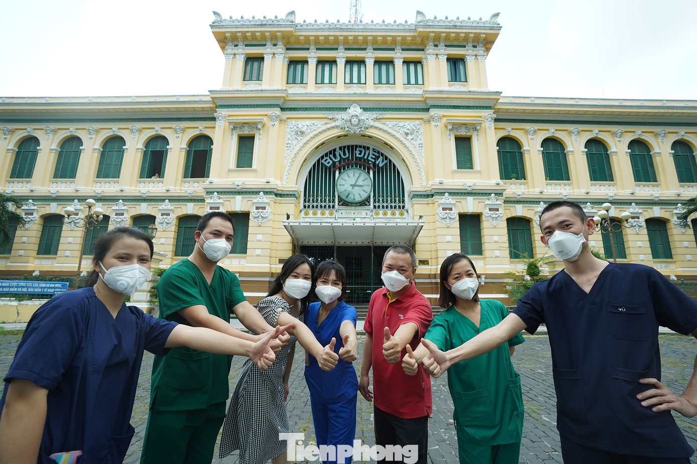 Thời điểm dịch COVID-19 bùng phát, nhiều y bác sĩ chi viện cho TPHCM cũng tranh thủ khoảng thời gian nghỉ để ra chụp ảnh lưu niệm. Trong số đó, nhiều người lần đầu đặt chân đến TPHCM.