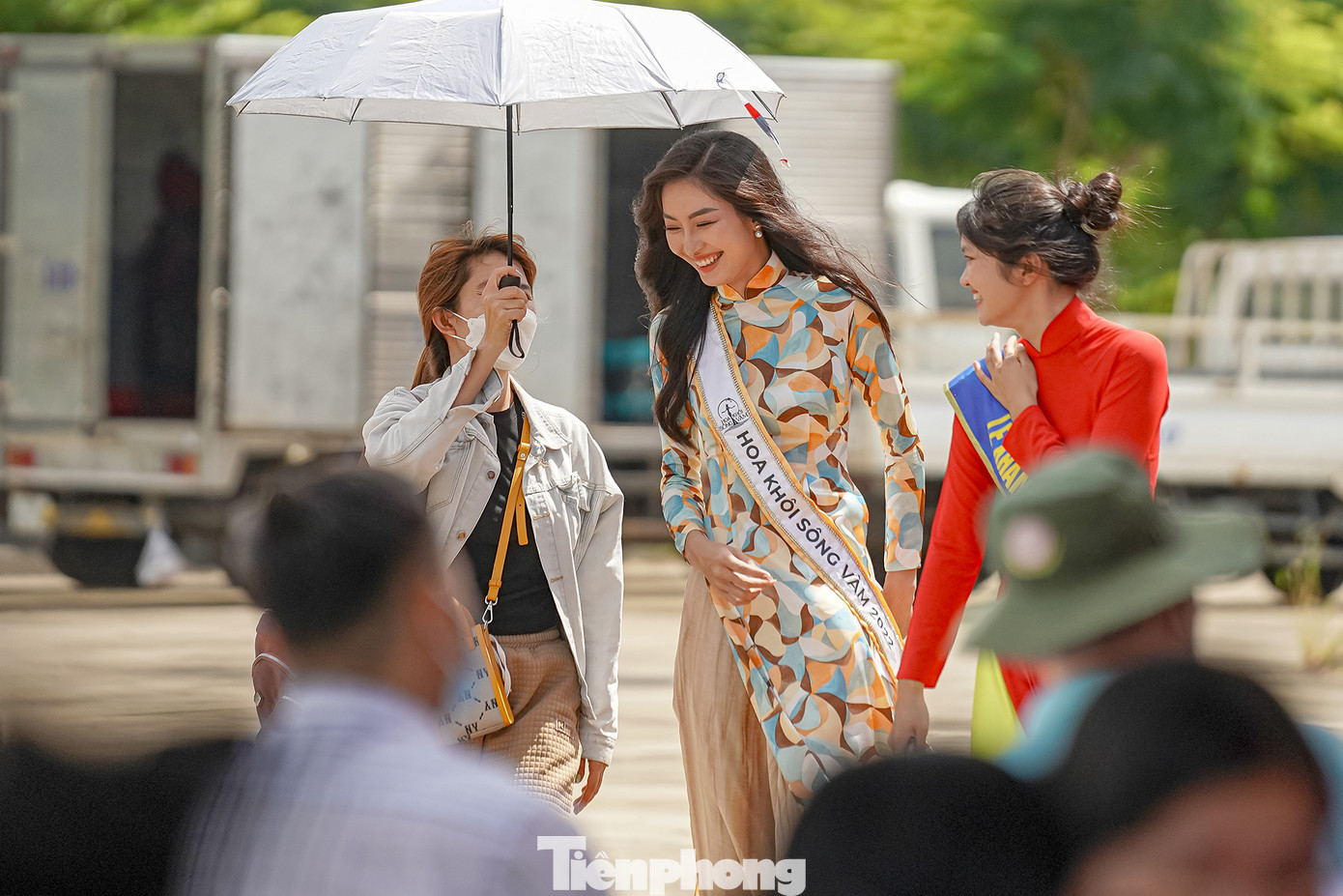 Người đẹp sinh năm 1998 xuất hiện khá sớm tại sự kiện khánh thành cầu Cần Giuộc trên quê hương Long An ngày 30/8. Người đẹp sinh năm 1998 xuất hiện khá sớm tại sự kiện khánh thành cầu Cần Giuộc trên quê hương Long An ngày 30/8.