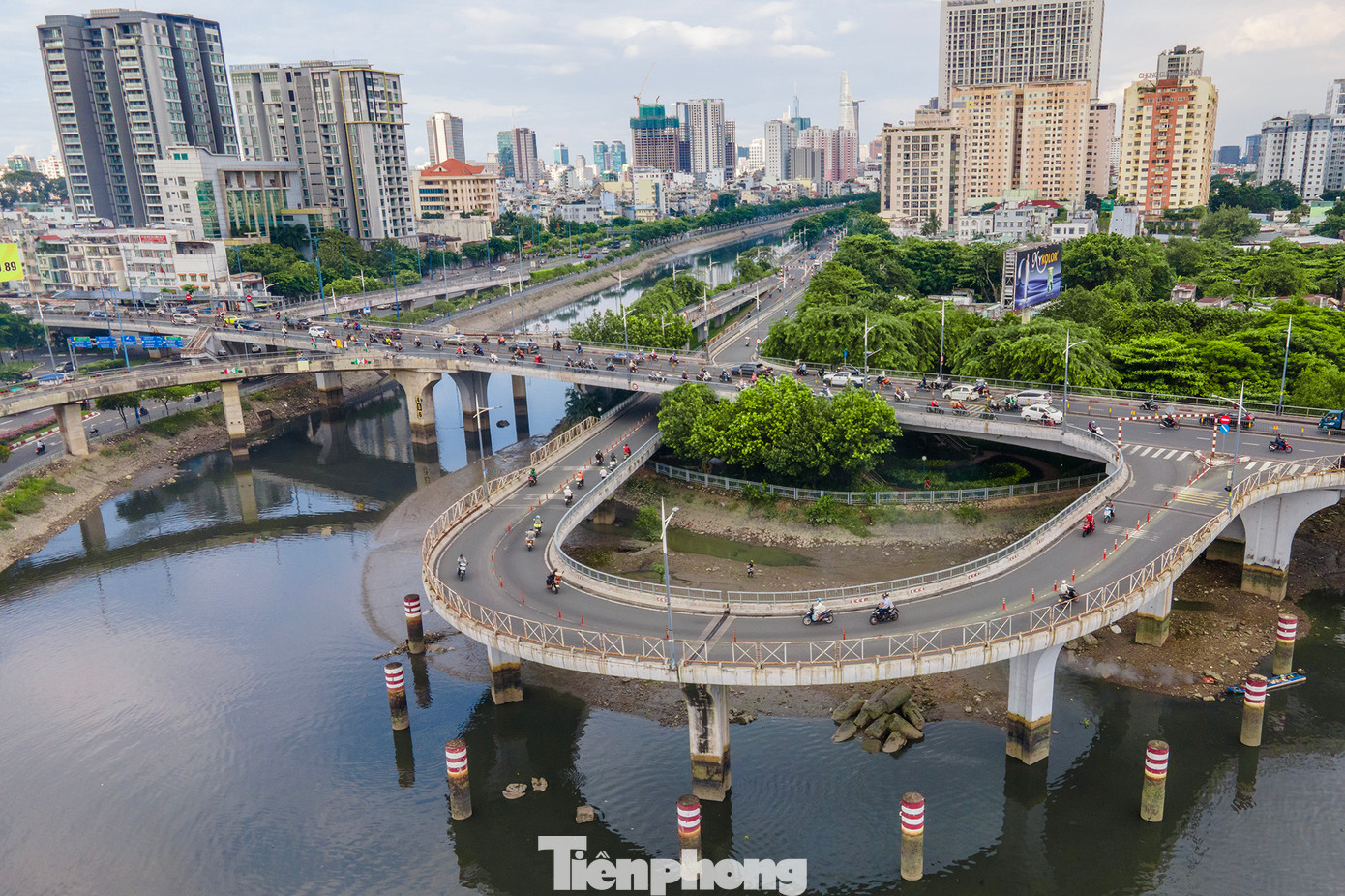 Đứng từ phía đường Võ Văn Kiệt nhìn về Quận 8, các nhánh đường dẫn cầu Nguyễn Văn Cừ tạo thành hình chữ P. Chính cách thiết kế này tạo nên điểm nhấn kiến trúc độc đáo ngay ngã ba Kênh Tẻ. Hai nhánh cầu tạo thuận lợi cho các luồng giao thông lưu thông qua khu vực từ Quận 1, Quận 5 sang Quận7, Quận 8, vùng Nam Sài Gòn và ngược lại, nâng cao năng lực khai thác trục đại lộ Võ Văn Kiệt - hầm Thủ Thiêm và Mai Chí Thọ (TP Thủ Đức).