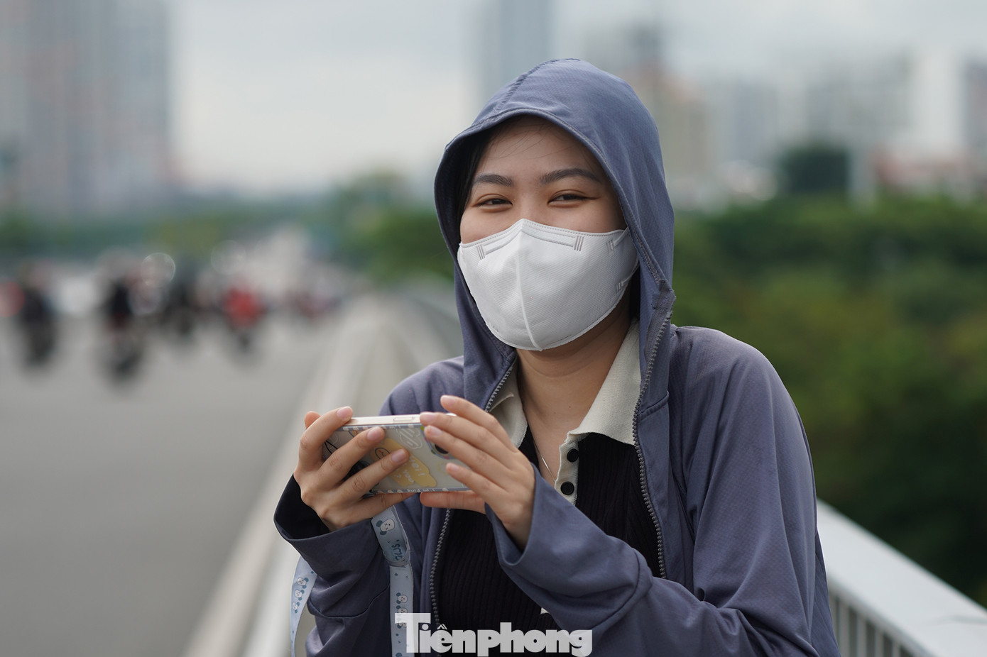 Chị Ngọc Thịnh (một khách bộ hành trên cầu Sài Gòn) chia sẻ: "Lần trước nghe tin tàu chạy thử, tôi cũng ra đây đón xem nhưng không thấy. Sau đọc báo mới biết tàu chỉ chạy một đoạn. Giờ mới có thể nhìn thấy được đoàn tàu chạy trên đường ray toàn tuyến. Nhất định, khi tuyến Metro này đi vào hoạt động, tôi sẽ là khách hàng thường xuyên". Chị Ngọc Thịnh (một khách bộ hành trên cầu Sài Gòn) chia sẻ: "Lần trước nghe tin tàu chạy thử, tôi cũng ra đây đón xem nhưng không thấy. Sau đọc báo mới biết tàu chỉ chạy một đoạn. Giờ mới có thể nhìn thấy được đoàn tàu chạy trên đường ray toàn tuyến. Nhất định, khi tuyến Metro này đi vào hoạt động, tôi sẽ là khách hàng thường xuyên".