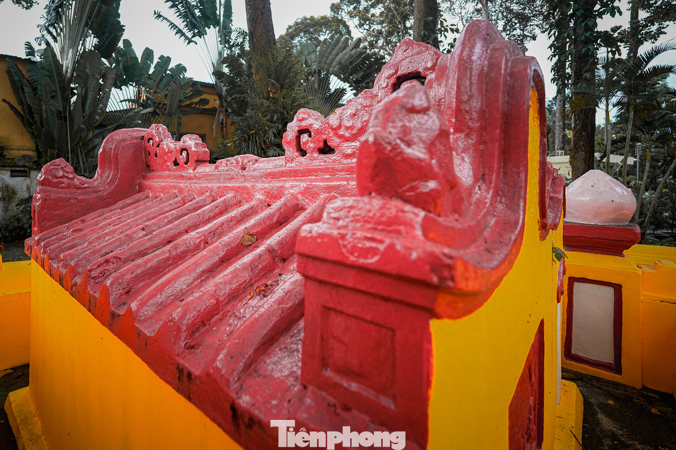 Phần mái bên trên hai ngôi mộ chính. Vào năm 2013, theo Phó giáo sư - tiến sĩ Phạm Đức Mạnh (Trưởng Bộ môn Khảo cổ học, Khoa Lịch sử, trường ĐH KHXH-NV, ĐH Quốc gia TP.HCM) lúc đó cho rằng mộ được xây dựng bằng chất liệu ô dước - loại nhựa cây đặc trưng của rừng Trường Sơn và nông thôn Việt Nam. Ô dước là hợp chất được tạo thành từ vôi sống, cát mịn, bột vỏ sò trộn với mật mía và nước nhớt của một loại cây rừng. Đồng thời, ông xác định đây là loại hình mộ phổ biến trong giai đoạn thế kỷ XV - đầu thế kỷ XX.