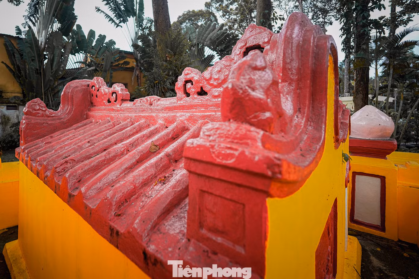 Phần mái bên trên hai ngôi mộ chính. Vào năm 2013, theo Phó giáo sư - tiến sĩ Phạm Đức Mạnh (Trưởng Bộ môn Khảo cổ học, Khoa Lịch sử, trường ĐH KHXH-NV, ĐH Quốc gia TP.HCM) lúc đó cho rằng mộ được xây dựng bằng chất liệu ô dước - loại nhựa cây đặc trưng của rừng Trường Sơn và nông thôn Việt Nam. Ô dước là hợp chất được tạo thành từ vôi sống, cát mịn, bột vỏ sò trộn với mật mía và nước nhớt của một loại cây rừng. Đồng thời, ông xác định đây là loại hình mộ phổ biến trong giai đoạn thế kỷ XV - đầu thế kỷ XX.