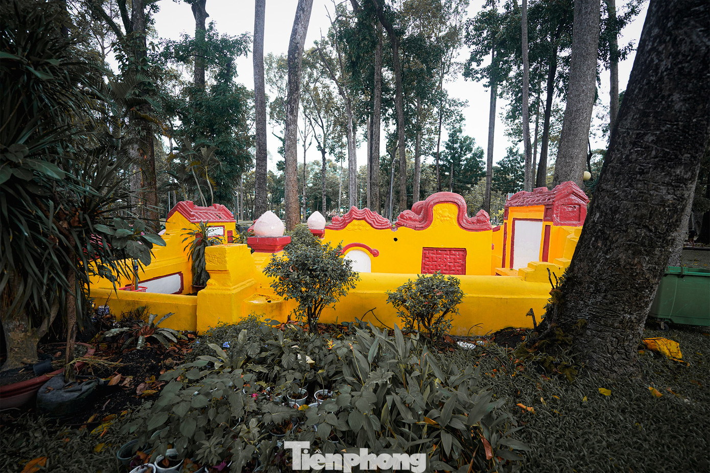 Bia mộ kiểu nhà một gian hai chái, mái ngói ống đổ trước - sau theo trục mộ với mỗi mái 11 ống ngói. Dọc đòn nóc có hai tượng voi phục châu đầu vào mộ. Nhà mồ liên kết nhà bia qua một rãnh máng nước. Mái lợp 10 ống ngói, viền đòn nóc và đặc biệt có đắp gờ hình đầu rồng và ngẫu tượng voi phục cách điệu.