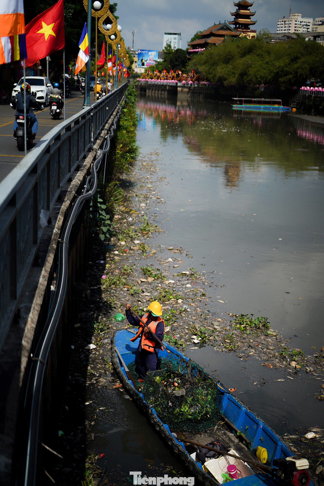 Công nhân dọn dẹp gần chùa Pháp Hoa (Quận 3). Công nhân dọn dẹp gần chùa Pháp Hoa (Quận 3).
