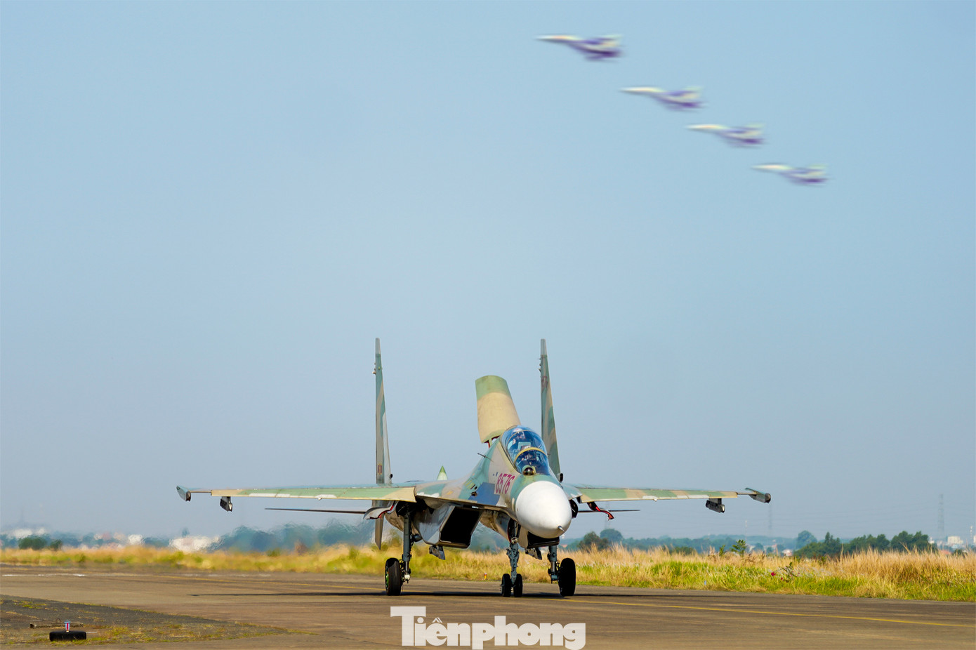 Su-30MK2 chạy đà trên đường băng.