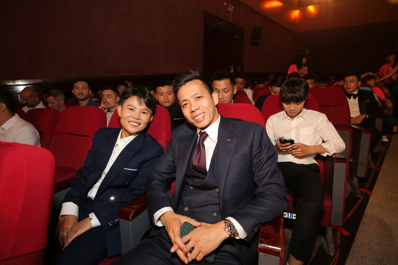 Nguyễn Thị Bích Thuỳ ngồi cạnh ứng viên Nguyễn Văn Quyết. Nguyễn Thị Bích Thuỳ ngồi cạnh ứng viên Nguyễn Văn Quyết.