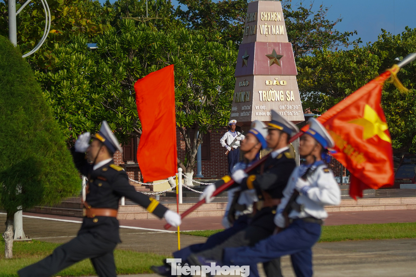 Những bước chân hào hùng duyệt binh qua cột mốc chủ quyền Trường Sa.