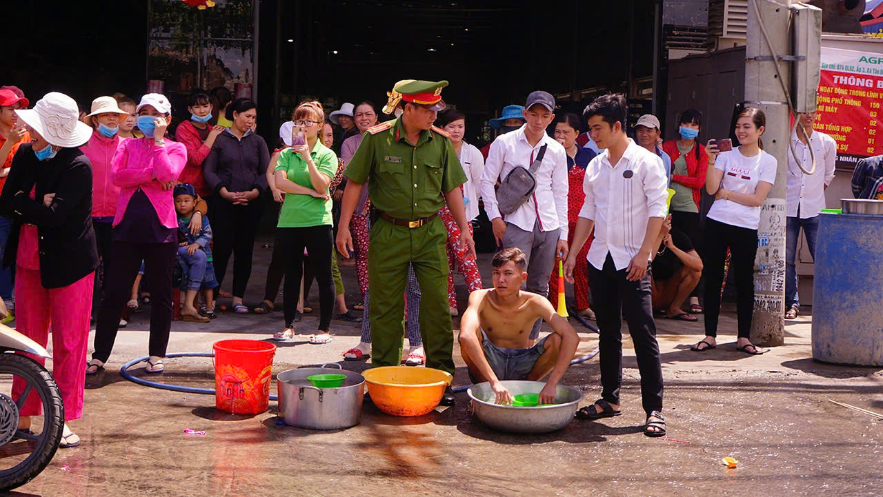 Chính quyền địa phương sẽ rà soát các điểm, nhà dân trước đây đã tổ chức cho nhiều người tham gia tạt nước, ném bột mì… nhằm bảo vệ người dân đi đường và người đi Chiêu U.