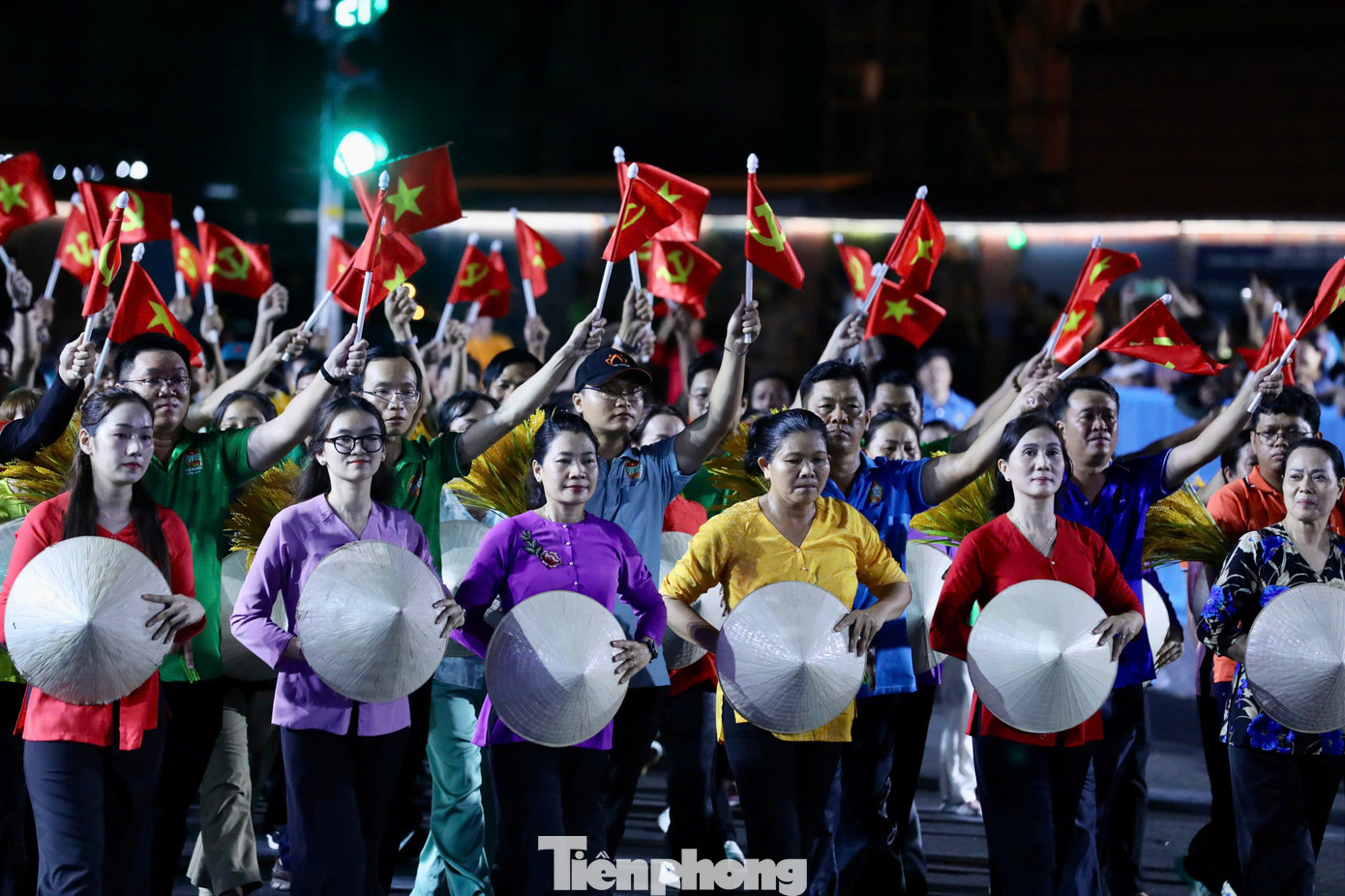 Khối quần chúng tham gia buổi tổng hợp luyện.