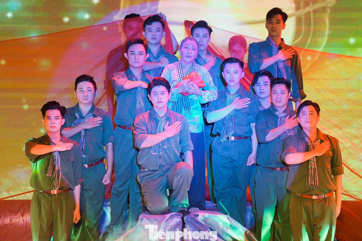 Phía sau chiến thắng trận Hiệp Hoà vẻ vang là sự hy sinh to lớn, không tiếc máu xương của các mẹ Việt Nam anh hùng, của quân và dân Long An... Phía sau chiến thắng trận Hiệp Hoà vẻ vang là sự hy sinh to lớn, không tiếc máu xương của các mẹ Việt Nam anh hùng, của quân và dân Long An...