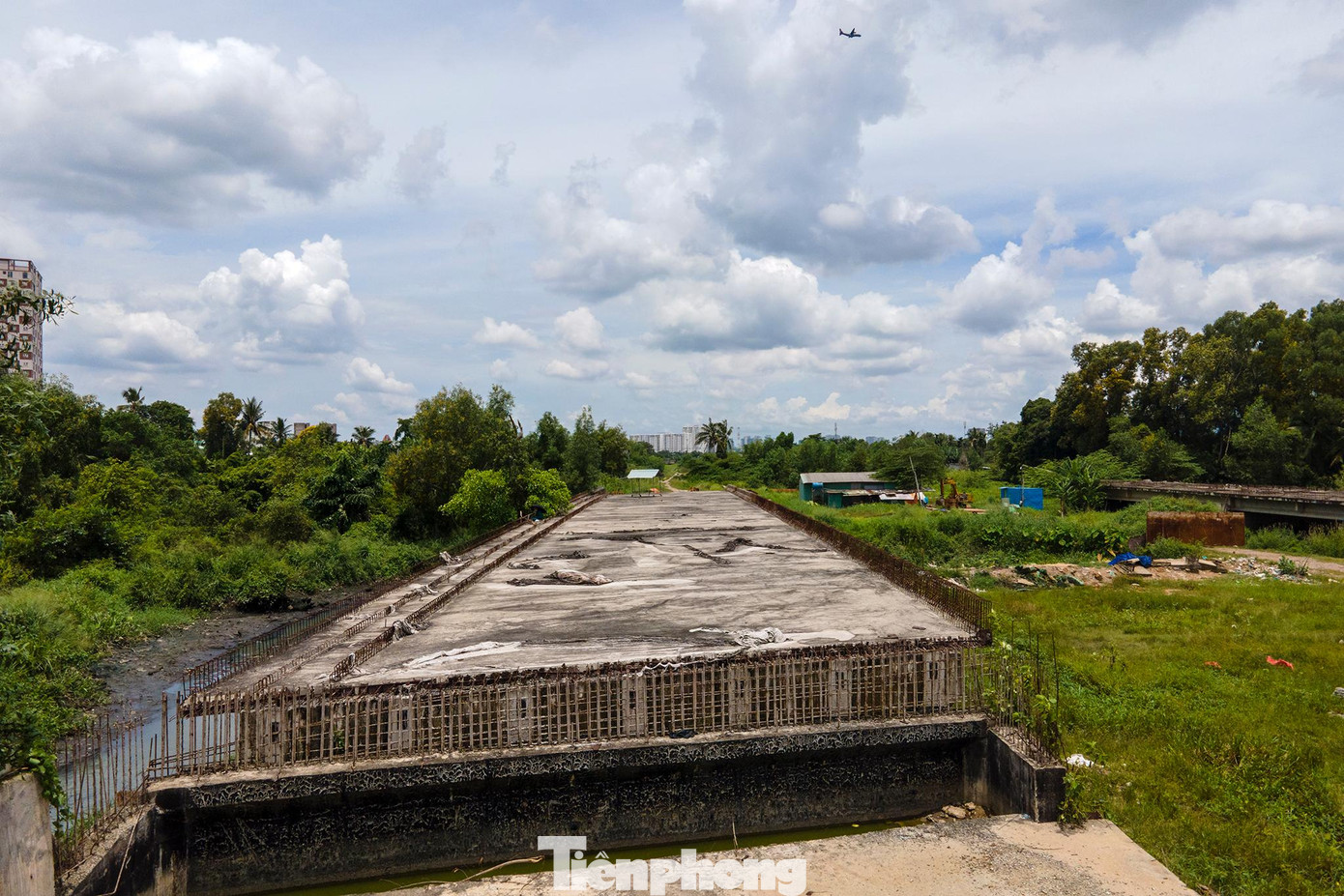 "Nếu cộng toàn bộ 3 đoạn lại thì tổng kinh phí vào khoảng 28.000 tỷ đồng. Còn nếu khép kín đoạn 1, đoạn 2 ở vành đai phía đông cũng đã gần 17.000 tỷ đồng. "Nếu cộng toàn bộ 3 đoạn lại thì tổng kinh phí vào khoảng 28.000 tỷ đồng. Còn nếu khép kín đoạn 1, đoạn 2 ở vành đai phía đông cũng đã gần 17.000 tỷ đồng.