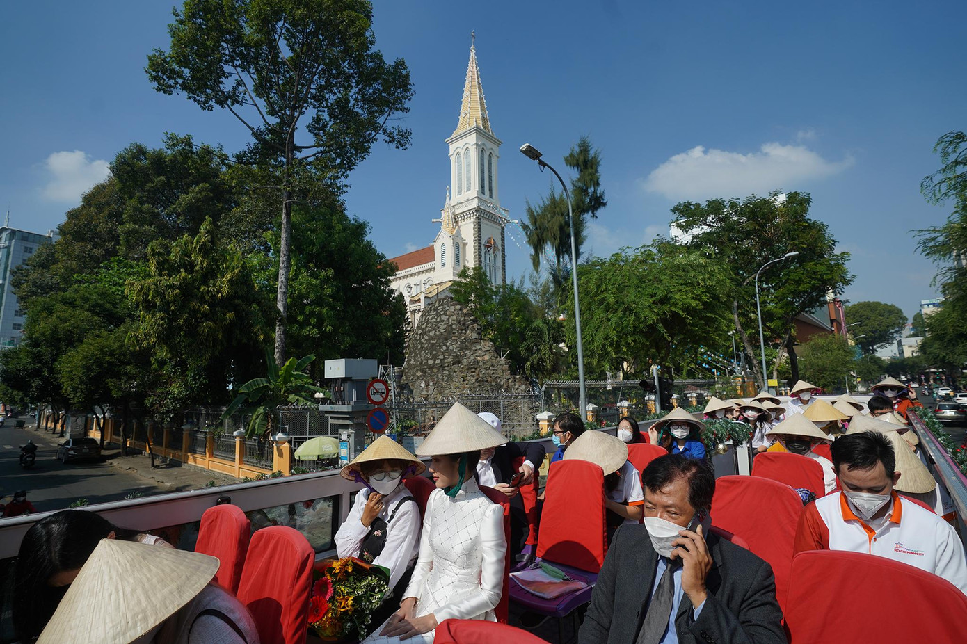 Xe buýt "Hop-on Hop-off" (tạm dịch là Bước lên-Bước xuống) đi qua nhiều ngã đường trung tâm. Khi đi ngang mỗi địa điểm sẽ có phần giới thiệu phát ra từ loa. Phía xa là nhà thờ Huyện Sỹ. Ban đầu nhà thờ có tên là Nhà thờ Chợ Đũi, do thuộc họ đạo Chợ Đũi. Mặt khác, do Thánh Philípphê tông đồ là bổn mạng của Huyện Sỹ nên còn được gọi là Nhà thờ Thánh Philípphê. Tuy vậy, dân gian vẫn gọi là Nhà thờ Huyện Sỹ, rồi dần trở thành tên chính thức của nhà thờ này. Tháp chuông chính cao 57 m kể cả chiều cao thánh giá. Xe buýt "Hop-on Hop-off" (tạm dịch là Bước lên-Bước xuống) đi qua nhiều ngã đường trung tâm. Khi đi ngang mỗi địa điểm sẽ có phần giới thiệu phát ra từ loa. Phía xa là nhà thờ Huyện Sỹ. Ban đầu nhà thờ có tên là Nhà thờ Chợ Đũi, do thuộc họ đạo Chợ Đũi. Mặt khác, do Thánh Philípphê tông đồ là bổn mạng của Huyện Sỹ nên còn được gọi là Nhà thờ Thánh Philípphê. Tuy vậy, dân gian vẫn gọi là Nhà thờ Huyện Sỹ, rồi dần trở thành tên chính thức của nhà thờ này. Tháp chuông chính cao 57 m kể cả chiều cao thánh giá.