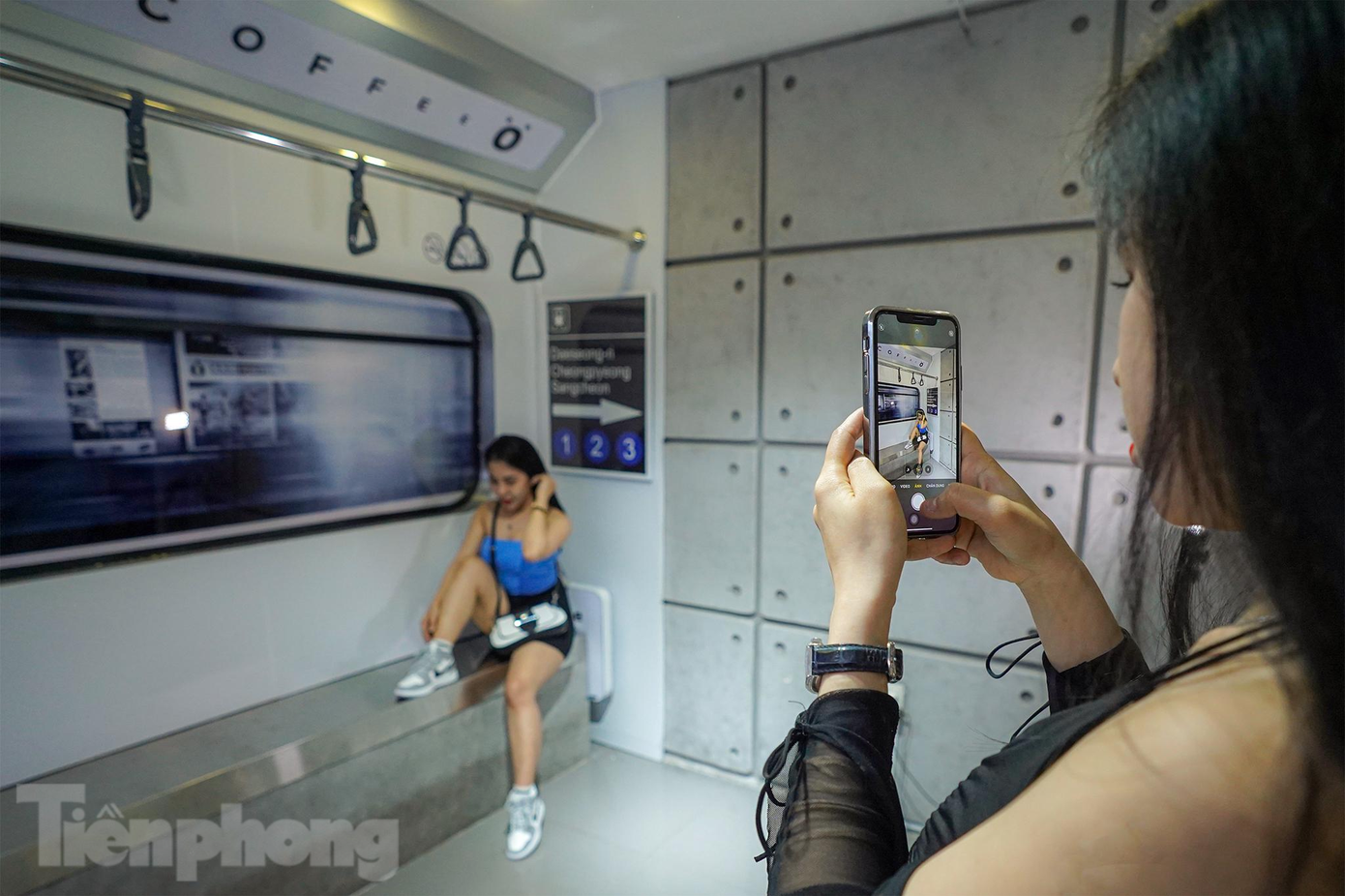 Quán mở cửa được hơn 2 năm, nhưng mô hình tàu điện ngầm chỉ mới đi vào hoạt động khoảng một tuần nay. Theo quản lý quán, khi thấy tuyến đường sắt Cát Linh - Hà Đông (Hà Nội) hoạt động thu hút nhiều bạn trẻ đến chụp ảnh, check-in nên đã nảy ra ý tưởng thiết kế mô hình tàu điện ngầm để thu hút du khách.