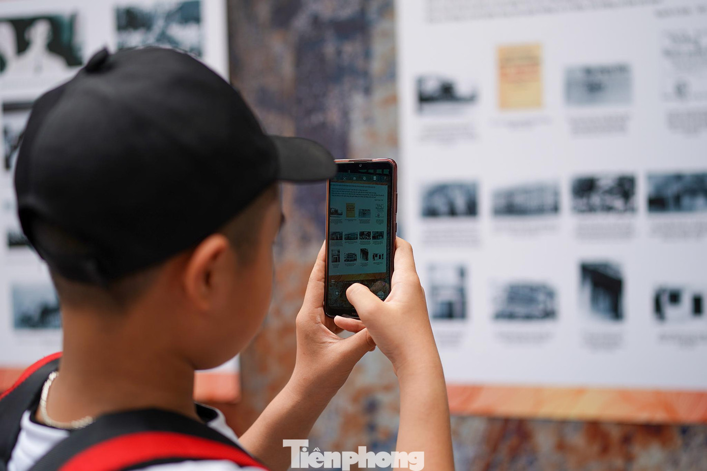 Một em học sinh tranh thủ chụp lại tư liệu. Một em học sinh tranh thủ chụp lại tư liệu.