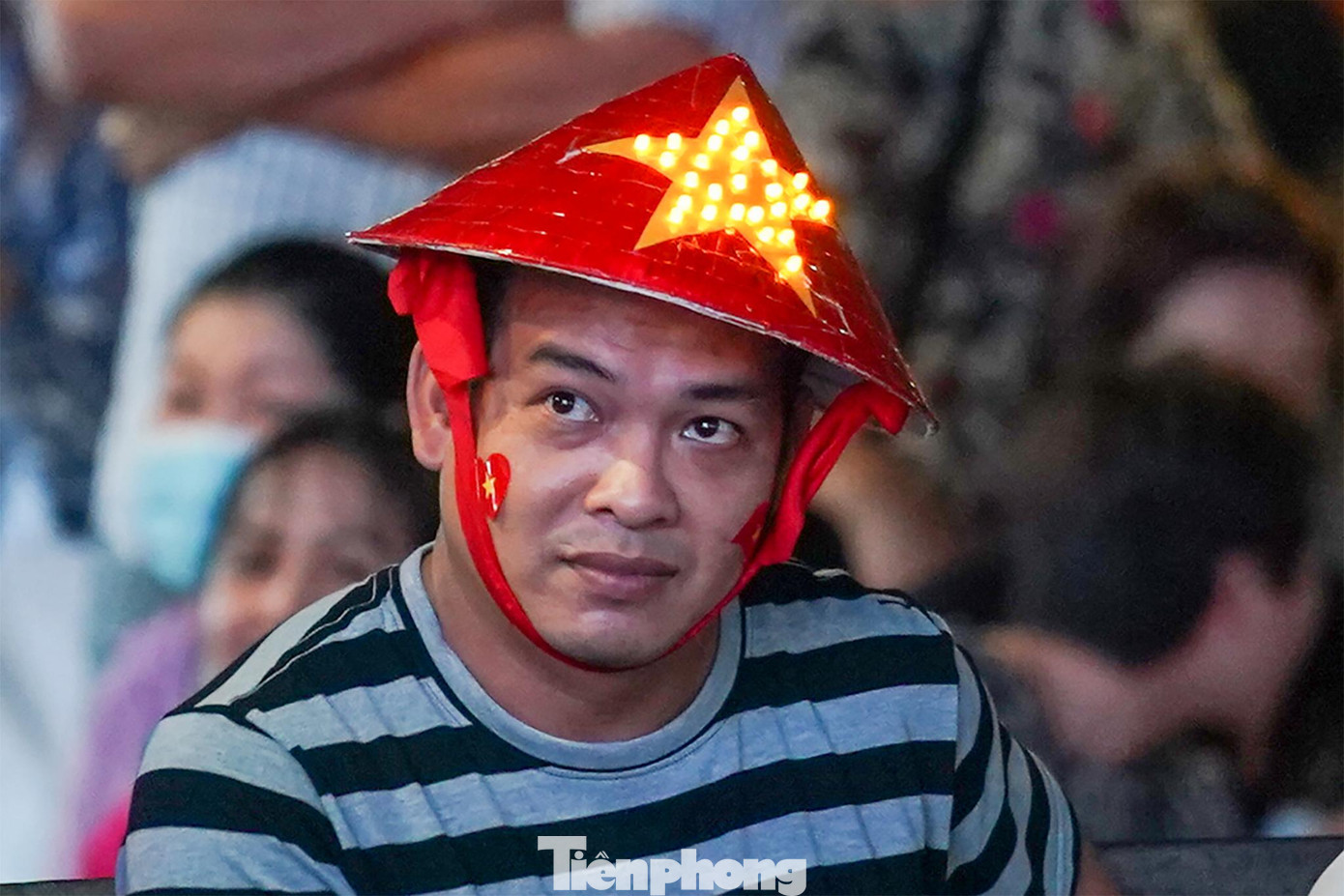 Hairiey Hakim để bóng chạm tay trong vùng cấm ở phút 45+1 khi ngăn cản Quang Nho. Trọng tài xem VAR khá lâu, nhiều CĐV cũng mong chờ kết quả có lợi cho U23 Việt Nam. Hairiey Hakim để bóng chạm tay trong vùng cấm ở phút 45+1 khi ngăn cản Quang Nho. Trọng tài xem VAR khá lâu, nhiều CĐV cũng mong chờ kết quả có lợi cho U23 Việt Nam.