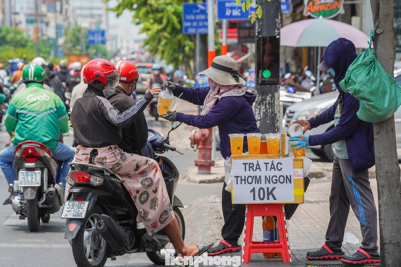 Người dân bán trà tắc làm việc không ngơi tay giữa thời tiết nóng khắc nghiệt.
