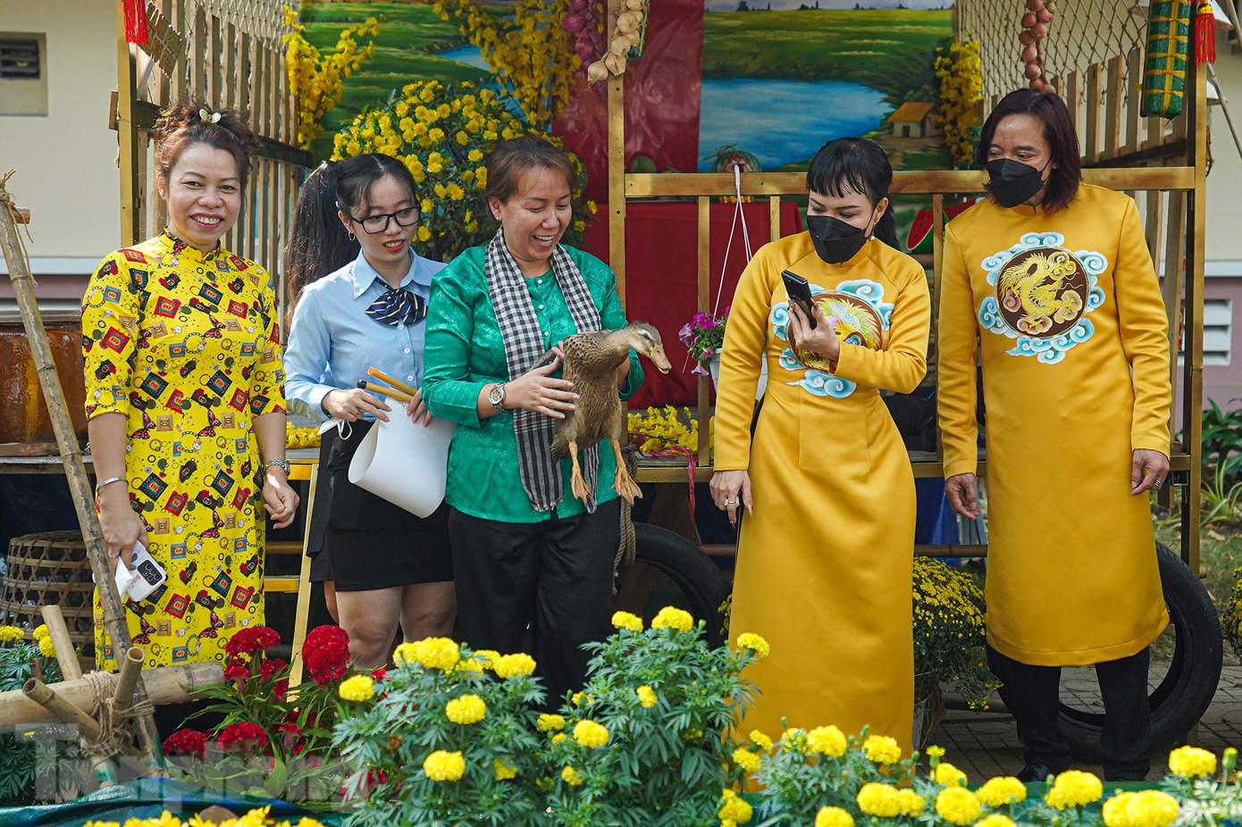 Nghệ sĩ Việt Hương đặc biệt chú ý không gian đậm chất miền tây, bố trí cả những chú vịt thật.