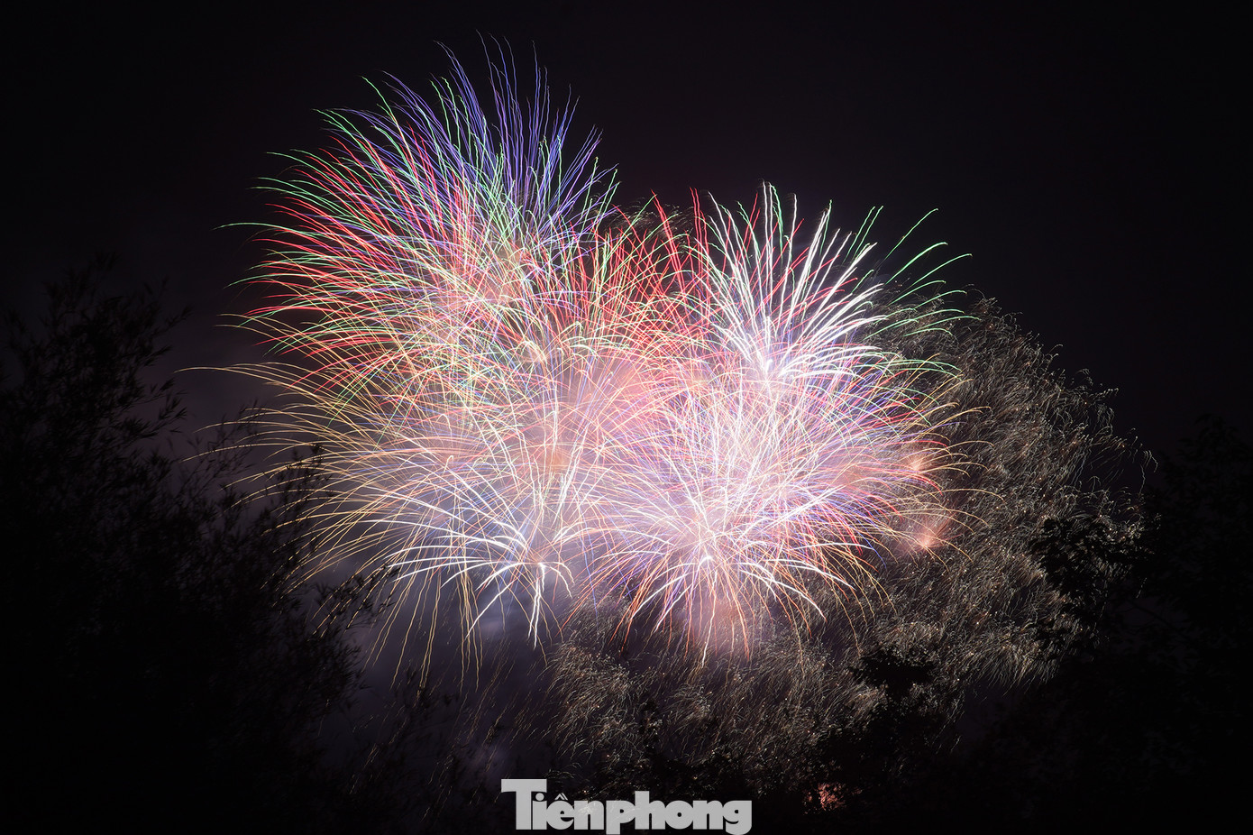 Trong đêm giao thừa đón Tết Giáp Thìn 2024, TPHCM đã bắn pháo hoa tại 11 điểm để phục vụ người dân vui xuân đón tết gồm 2 điểm bắn tầm cao và 9 điểm bắn tầm thấp. 9 điểm tầm thấp tại: Công viên Văn hóa Đầm Sen (quận 11); Khu Truyền thống cách mạng cuộc Tổng tiến công và nổi dậy Xuân Mậu Thân năm 1968 (huyện Bình Chánh); Quảng trường Rừng Sác (huyện Cần Giờ); Đền Bến Nọc (TP Thủ Đức); Công viên văn hóa quận Gò Vấp; Khu di tích lịch sử Ngã ba Giồng (huyện Hóc Môn); Quảng trường trung tâm hành chính quận 7; Khu dân cư Bình Trị Đông, phường Bình Trị Đông B, quận Bình Tân; Khu vực Nhà văn hóa huyện Củ Chi (thị trấn Củ Chi).