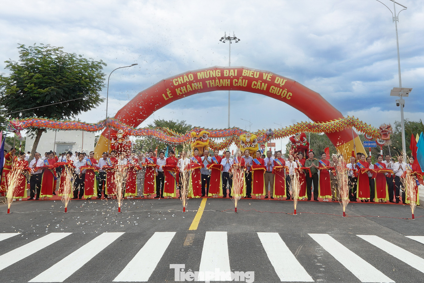 Lễ cắt băng khánh thành cầu Cần Giuộc có sự hiện diện của Nguyên Phó Thủ tướng Chính phủ Trương Hòa Bình, lãnh đạo huyện Cần Giuộc và đại diện các sở, ban, ngành tỉnh Long An. Lễ cắt băng khánh thành cầu Cần Giuộc có sự hiện diện của Nguyên Phó Thủ tướng Chính phủ Trương Hòa Bình, lãnh đạo huyện Cần Giuộc và đại diện các sở, ban, ngành tỉnh Long An.