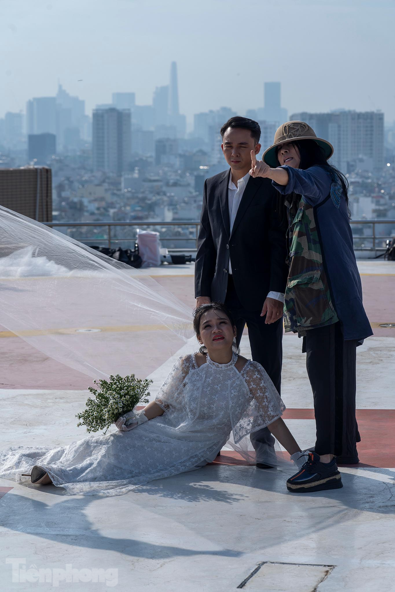 Nhà thiết kế Minh Hạnh cũng chăm chút từng chi tiết khi tạo dáng chụp ảnh cho các cặp đôi. "Thông qua hình ảnh chiếc Áo Dài, chúng tôi muốn thể hiện sự hân hoan mở cửa để đón nhận cuộc sống bình thường mới và chúng ta được gặp nhau tại đây, một khu vườn dành cho bệnh nhân ngay trong khuôn viên Bệnh viện Quân Y 175. Qua sự kiện này, chúng tôi muốn tri ân lực lượng tuyến đầu bằng sự cao quý của chiếc Áo Dài. Đây là một sự kiện áo dài đặc biệt, những chiến sỹ thầm lặng sẽ xuất hiện trong chiếc áo dài mang lời ước nguyện về tương lai về hạnh phúc", NTK Minh Hạnh chia sẻ. Nhà thiết kế Minh Hạnh cũng chăm chút từng chi tiết khi tạo dáng chụp ảnh cho các cặp đôi. "Thông qua hình ảnh chiếc Áo Dài, chúng tôi muốn thể hiện sự hân hoan mở cửa để đón nhận cuộc sống bình thường mới và chúng ta được gặp nhau tại đây, một khu vườn dành cho bệnh nhân ngay trong khuôn viên Bệnh viện Quân Y 175. Qua sự kiện này, chúng tôi muốn tri ân lực lượng tuyến đầu bằng sự cao quý của chiếc Áo Dài. Đây là một sự kiện áo dài đặc biệt, những chiến sỹ thầm lặng sẽ xuất hiện trong chiếc áo dài mang lời ước nguyện về tương lai về hạnh phúc", NTK Minh Hạnh chia sẻ.