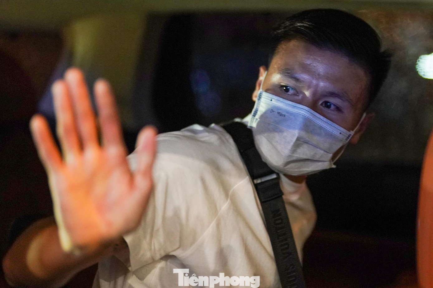 Quang Hải đã bay 12 tiếng, quá cảnh ở Dubai. Trước đó, anh đã di chuyển quãng đường 800km từ CLB PAU đến thủ đô Paris (Pháp). Quang Hải đã bay 12 tiếng, quá cảnh ở Dubai. Trước đó, anh đã di chuyển quãng đường 800km từ CLB PAU đến thủ đô Paris (Pháp).