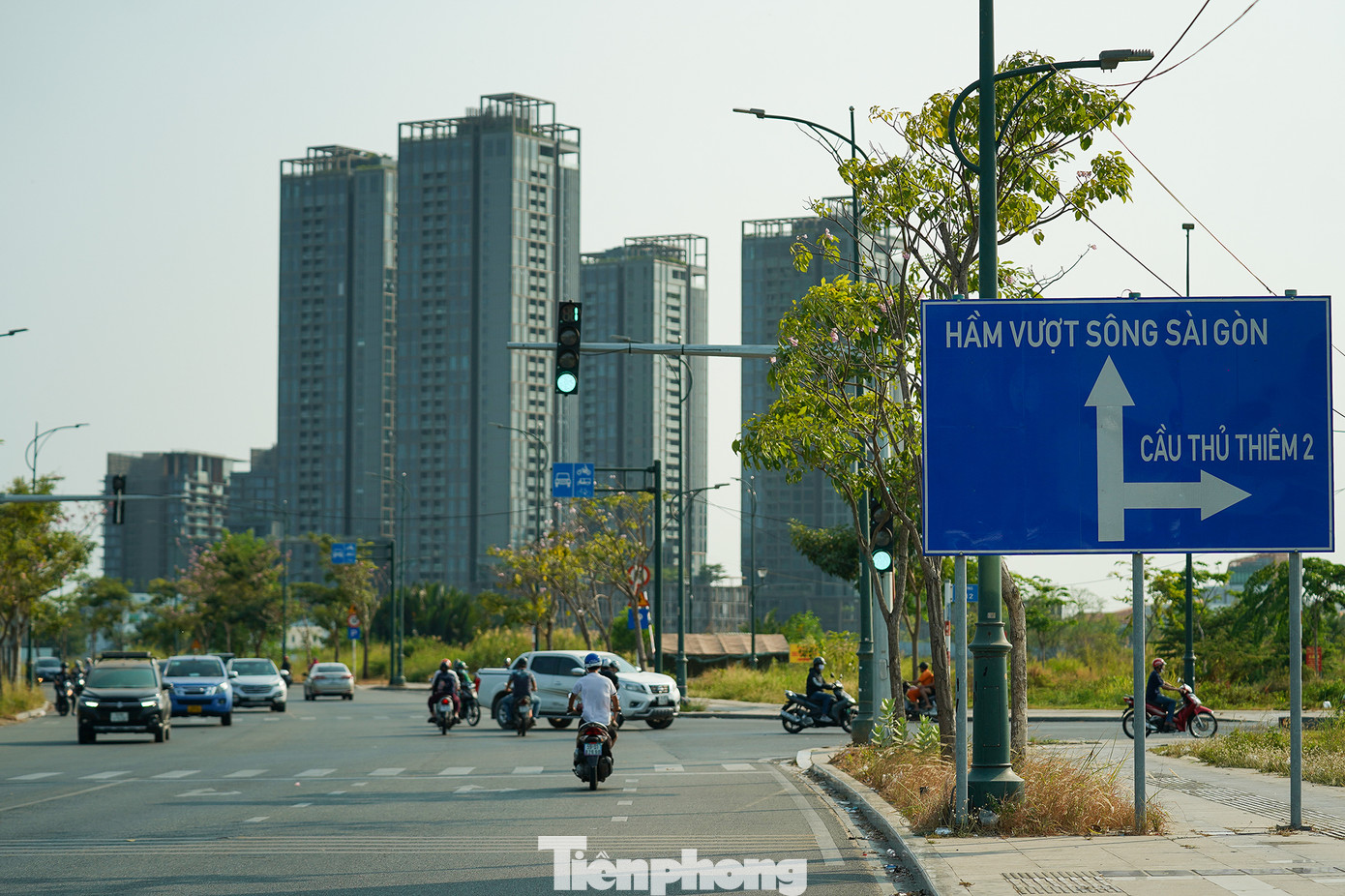 Hầm Thủ Thiêm toạ lạc tại đại lộ Đông Tây và chính thức được thông xe vào năm 2011. Hầm có tổng chiều dài là 1.490 m, bắt đầu từ cầu Calmette đi xuyên qua sông Sài Gòn về phía khu đô thị Thủ Thiêm. Hầm Thủ Thiêm có vai trò quan trọng trong việc kết nối giao thông khu vực quận 1 và TP Thủ Đức.