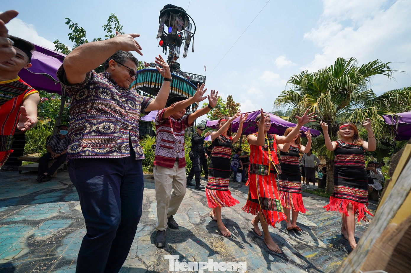 Khu vực biểu diễn văn hoá dân tộc thu hút sự tham gia của nhiều du khách nước ngoài, một tín hiệu vui cho ngành du lịch. Khu vực biểu diễn văn hoá dân tộc thu hút sự tham gia của nhiều du khách nước ngoài, một tín hiệu vui cho ngành du lịch.