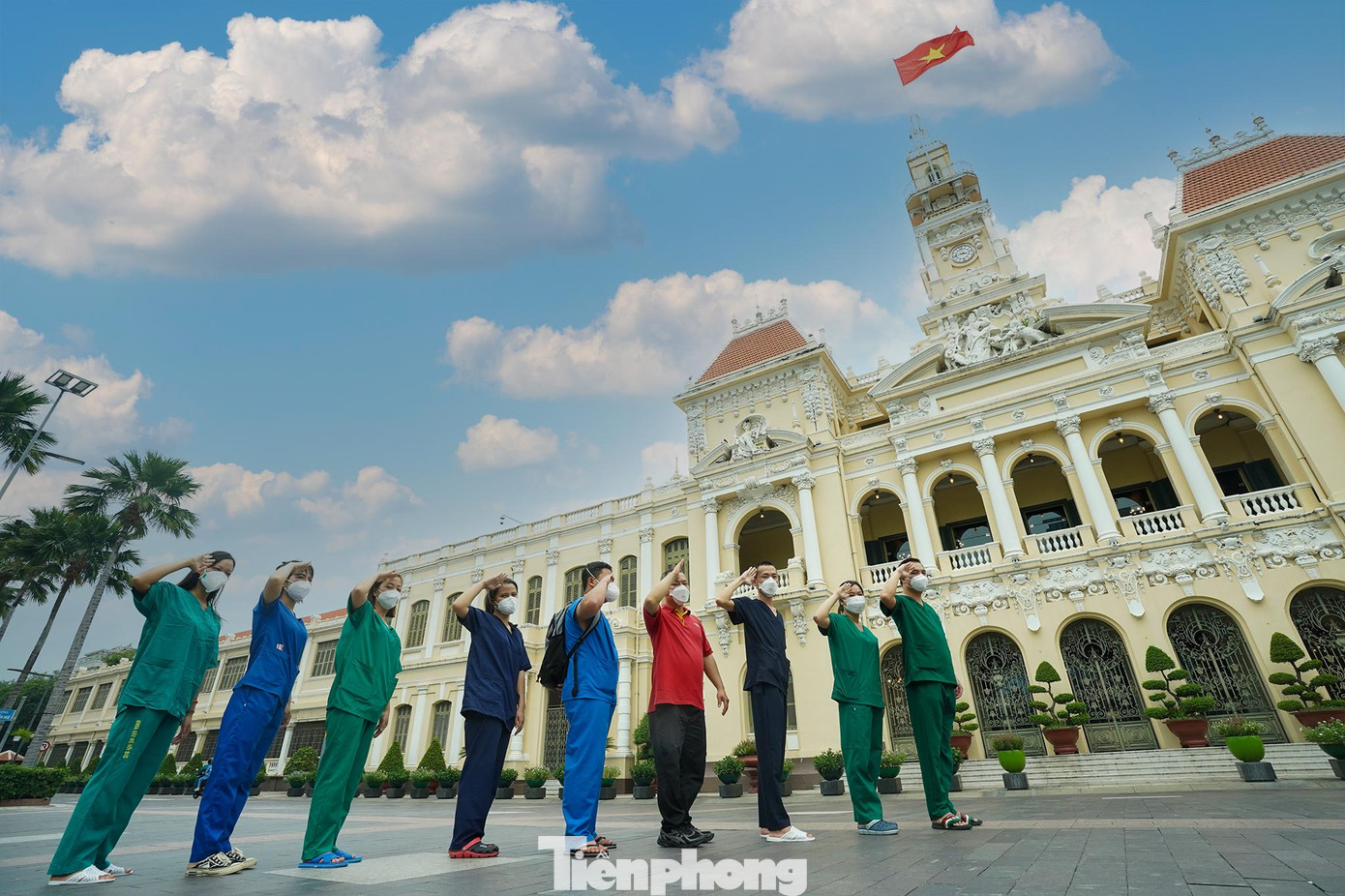 &quot;Bóng tối&quot; COVID-19 được đẩy lùi, lực lượng chi viện cả nước chào tạm biệt TPHCM để quay về với công việc thường ngày.