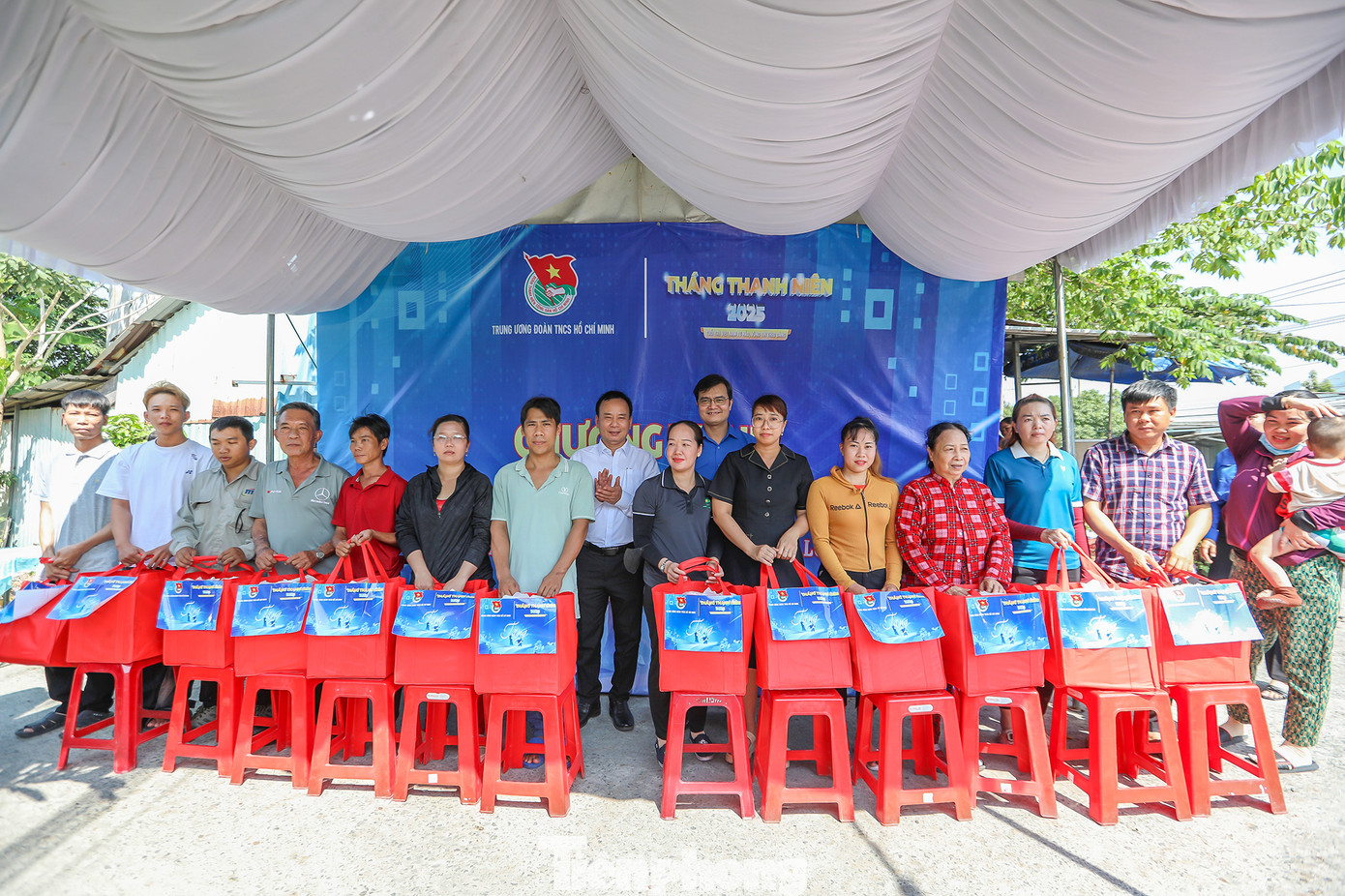 Anh Bùi Quang Huy - Ủy viên dự khuyết T.Ư Đảng, Bí thư thứ nhất T.Ư Đoàn trao quà cho hoàn cảnh khó khăn tại ấp 4, xã An Thạnh.