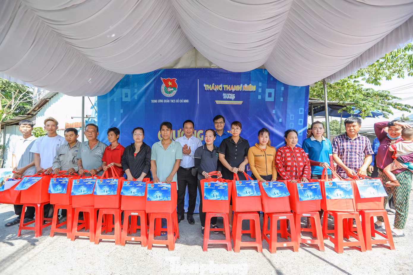 Anh Bùi Quang Huy - Ủy viên dự khuyết T.Ư Đảng, Bí thư thứ nhất T.Ư Đoàn trao quà cho hoàn cảnh khó khăn tại ấp 4, xã An Thạnh.