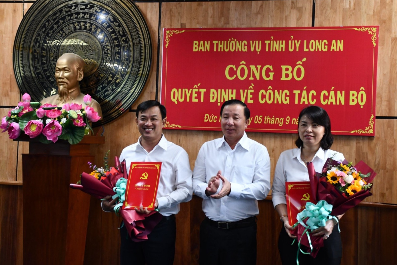 Phó Bí thư Tỉnh ủy, Chủ tịch UBND tỉnh Long An Nguyễn Văn Út trao quyết định cho ông Nguyễn Minh Hùng và bà Vũ Hồng Hạnh. Ảnh: Nhã Phương. Phó Bí thư Tỉnh ủy, Chủ tịch UBND tỉnh Long An Nguyễn Văn Út trao quyết định cho ông Nguyễn Minh Hùng và bà Vũ Hồng Hạnh. Ảnh: Nhã Phương.